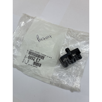 Genuine O/E Peugeot 205 Brake Pipe Securing Clip (black) - 6992.E7